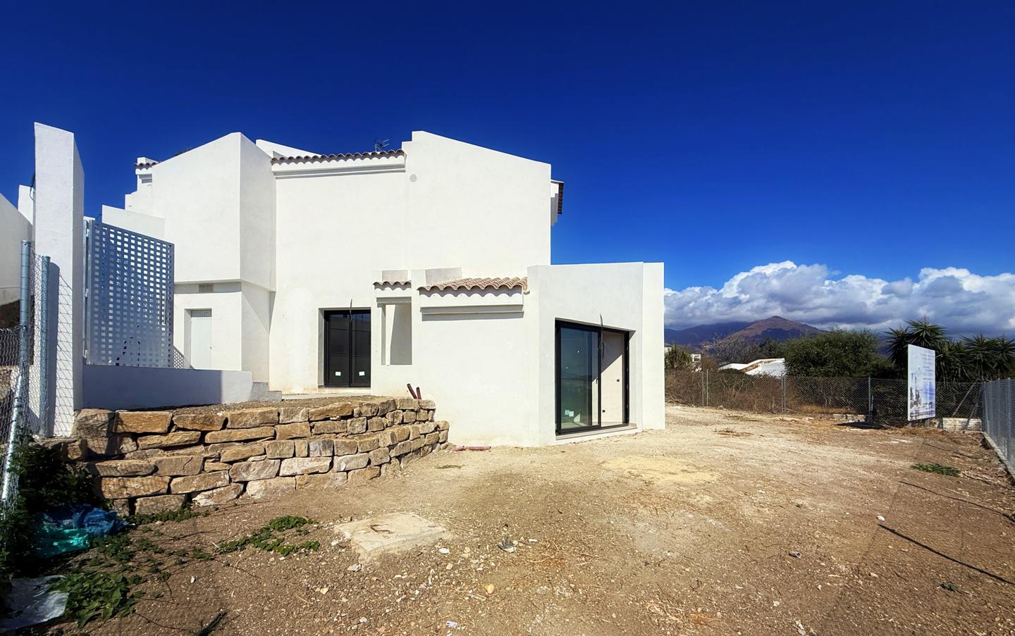 Villa in La Duquesa - view 1