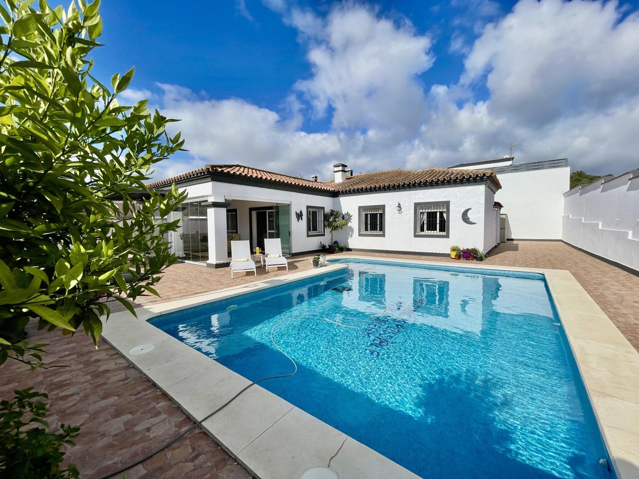 Villa in Los Barrios - view 1