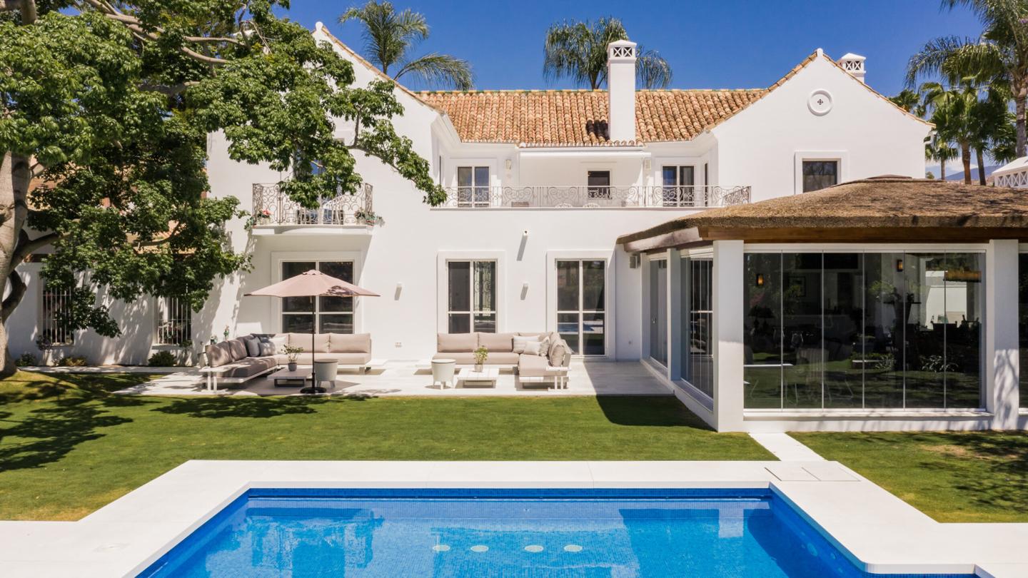 Villa in Nueva Andalucia - view 1