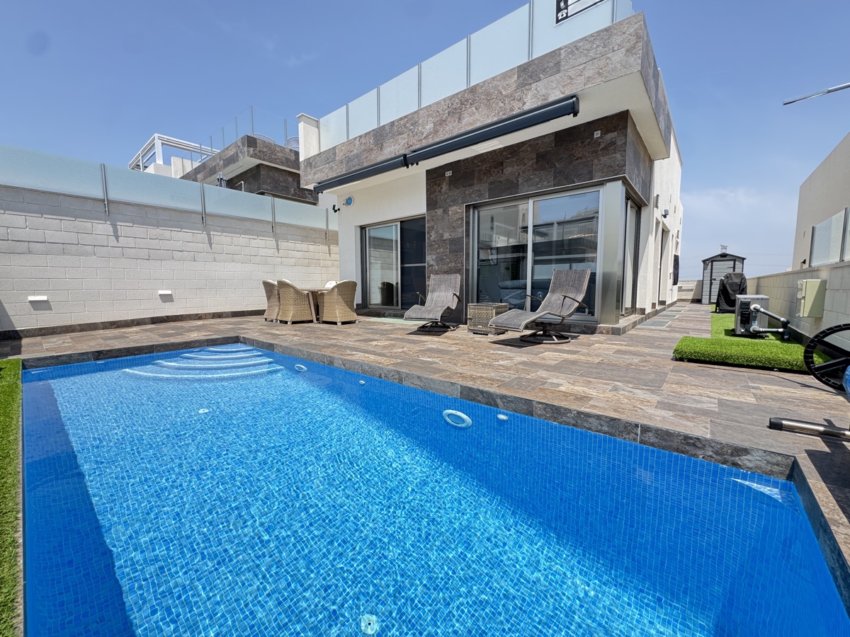 Villa in Villamartin - view 1