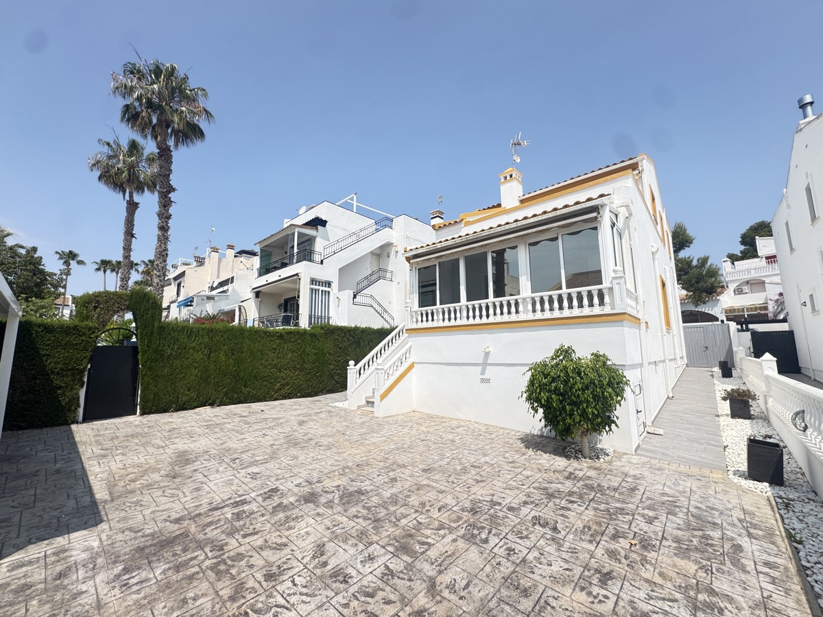 Villa in Villamartin - view 1