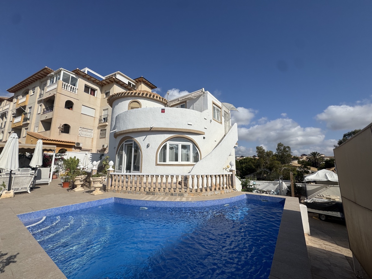House in Alicante - view 1