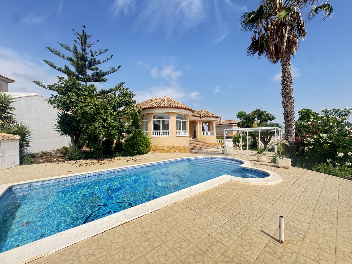 Villa in Alicante - view 1