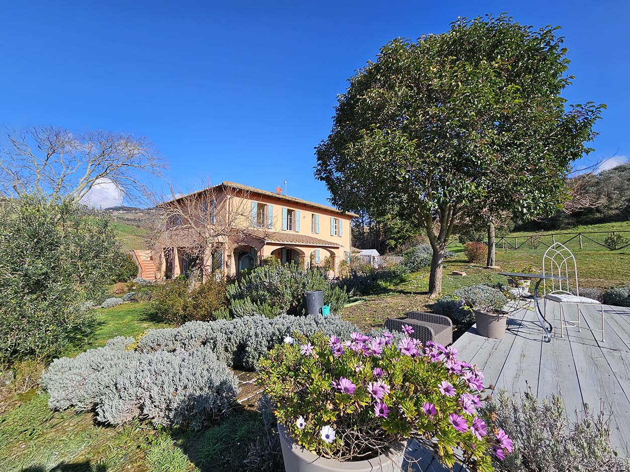 House in Volterra - view 1