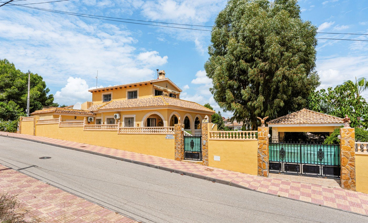 Villa in Jacarilla - view 1