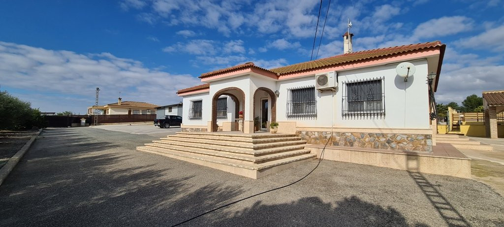 Villa in Las Siete Casas - view 1