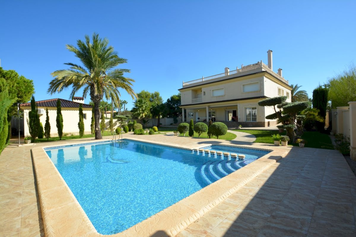 Villa in Urbanizacion los Balcones - view 1
