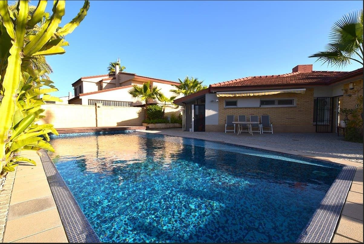 Villa in La Zenia - view 1