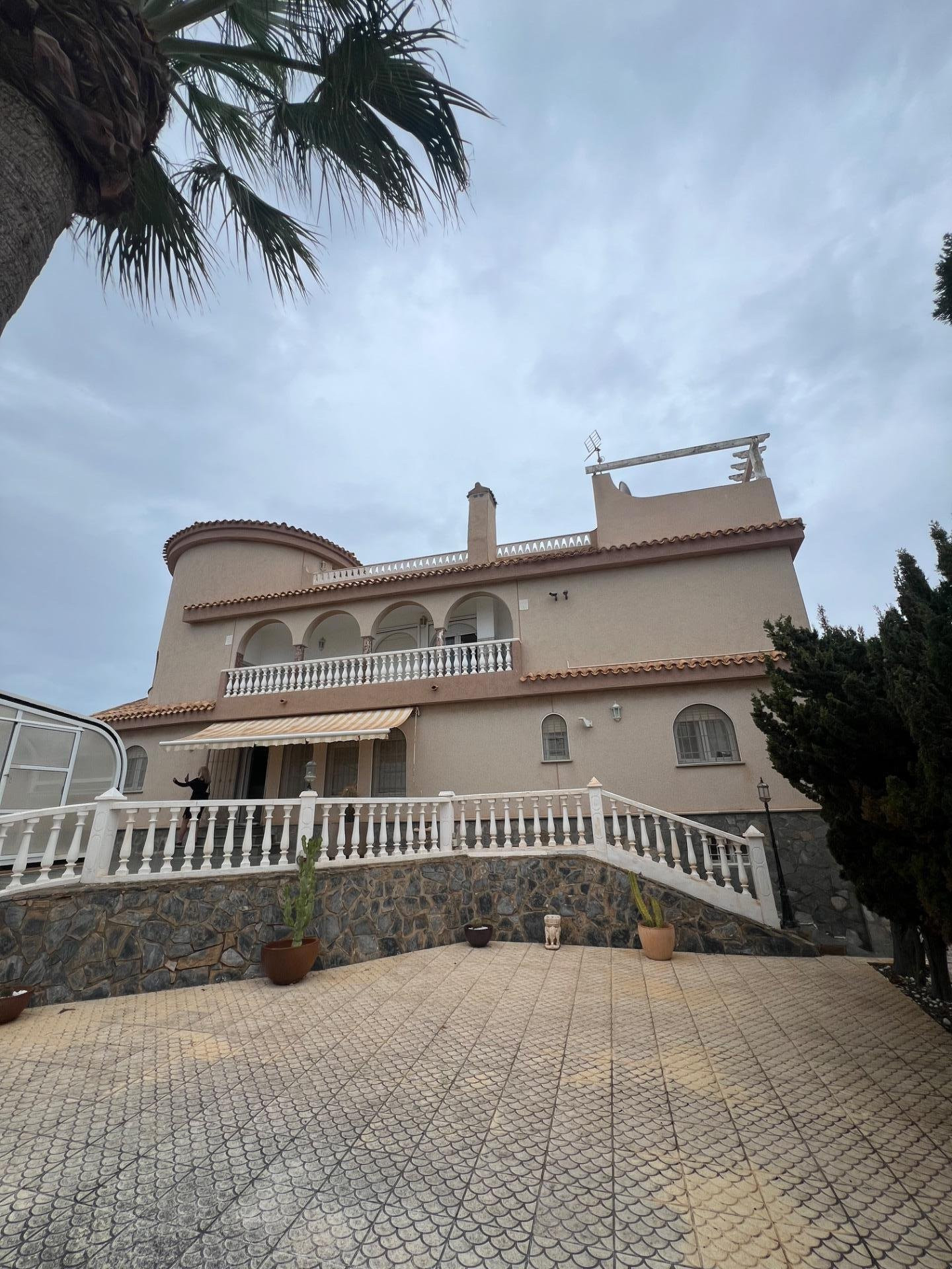 Villa in Santa Cruz - view 1