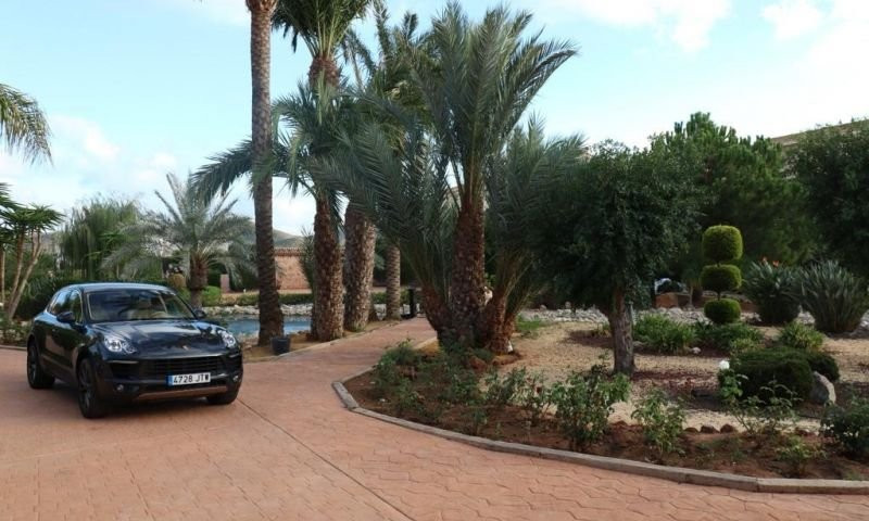 Villa in Santa Cruz - view 1