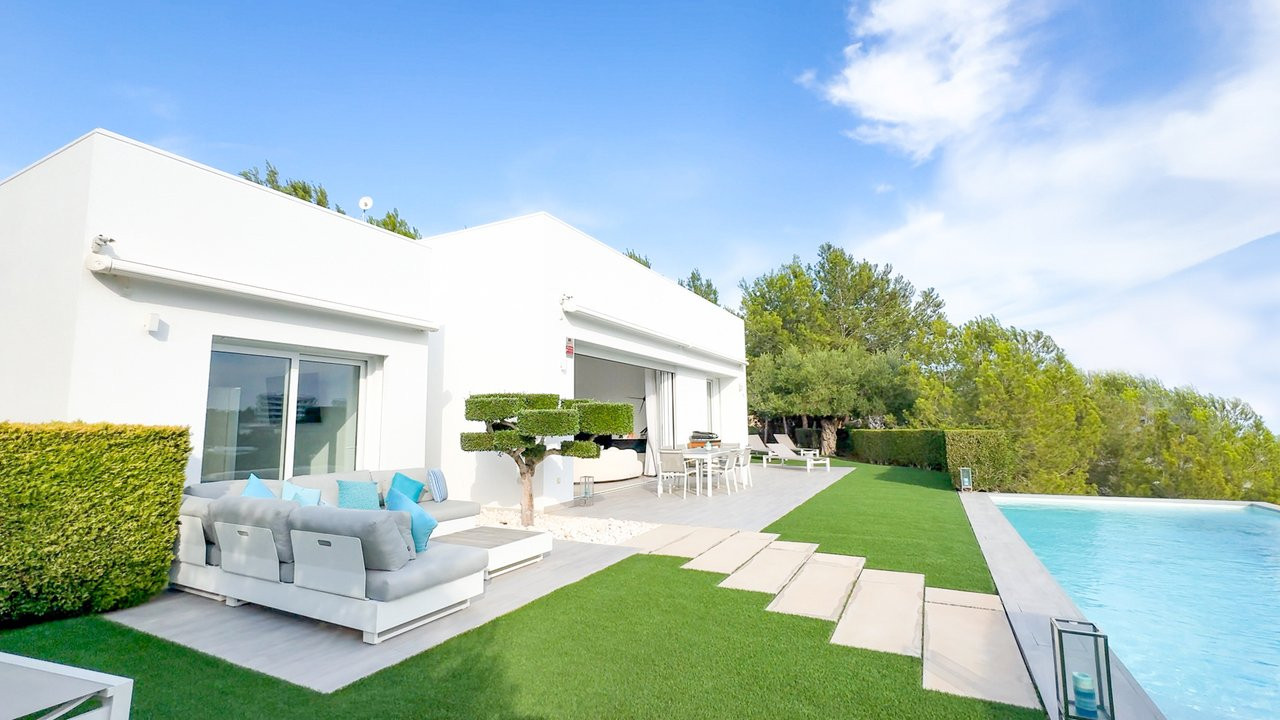 Villa in Alicante - view 1