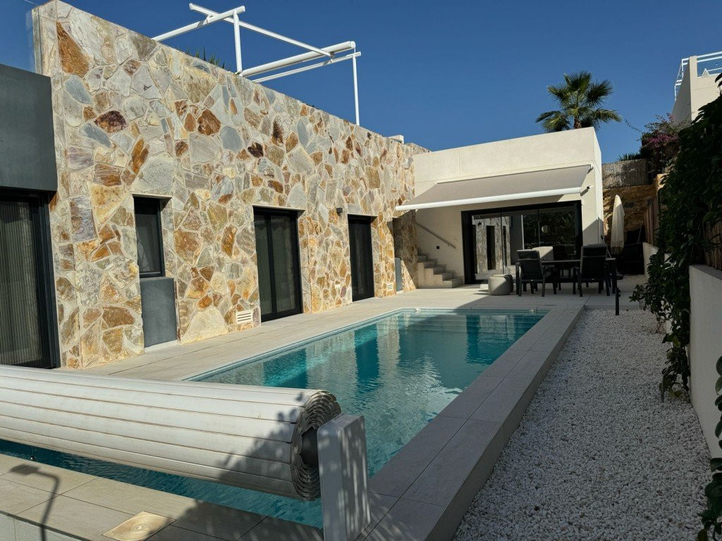 Villa in Alicante - view 1