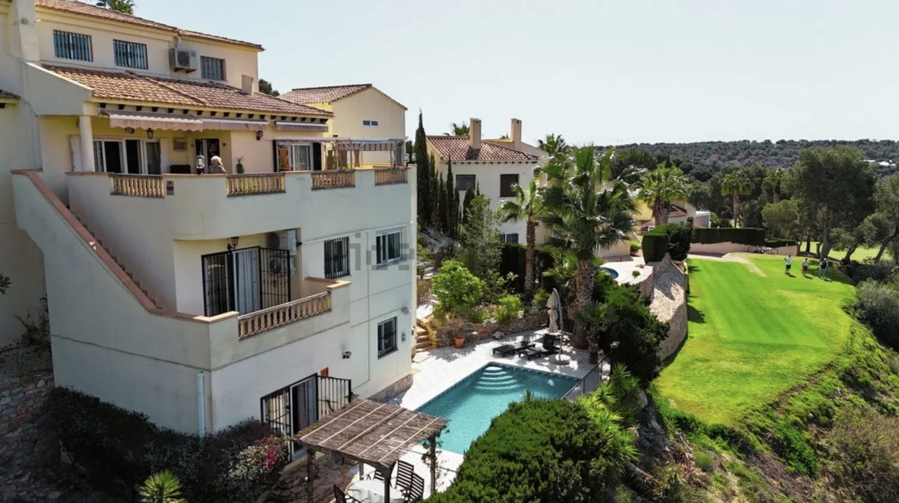 Villa in Villamartin - view 1