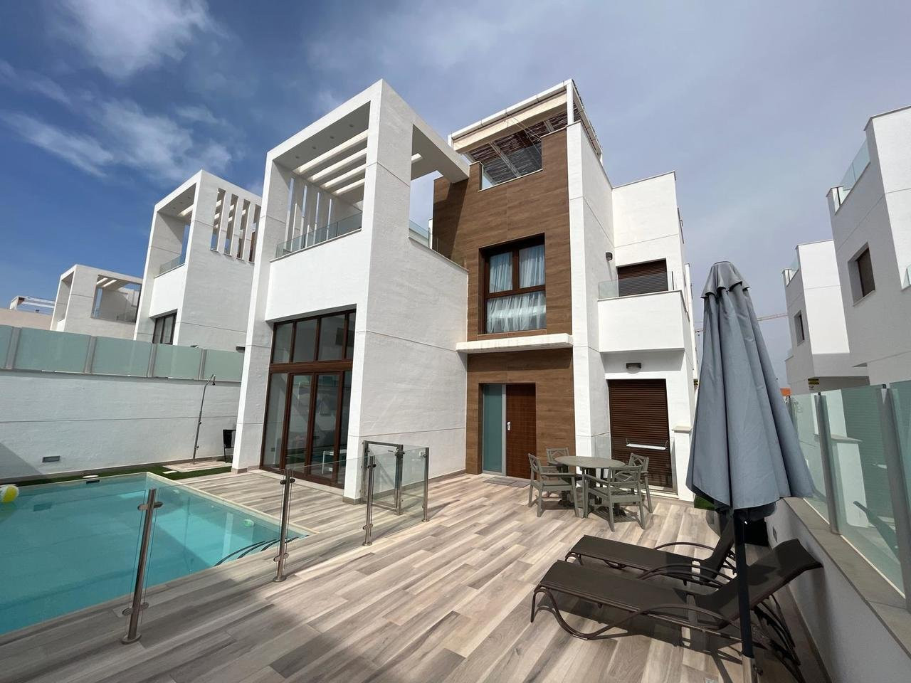 Villa in Alicante - view 1
