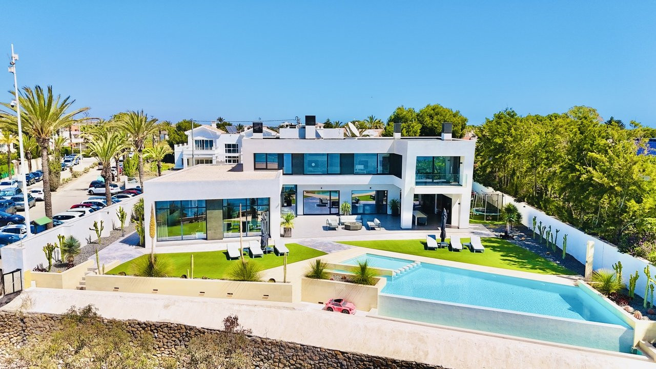 Villa in Cabo Roig - view 1