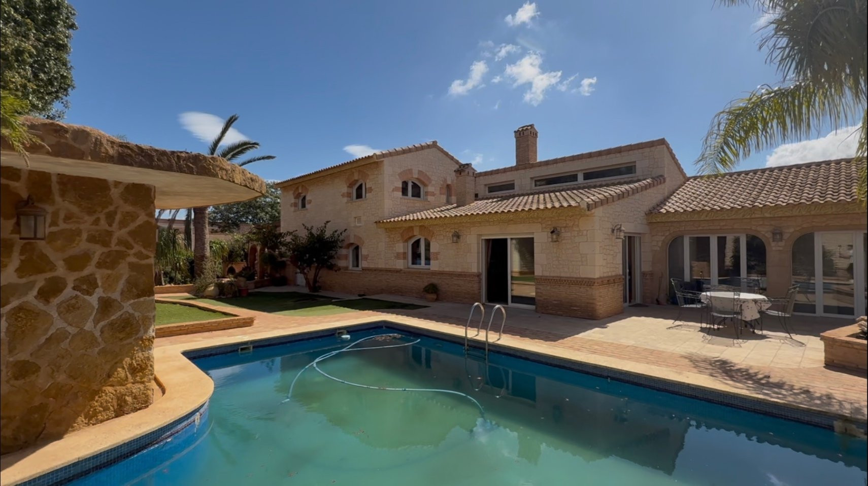 Villa in Santa Cruz - view 1