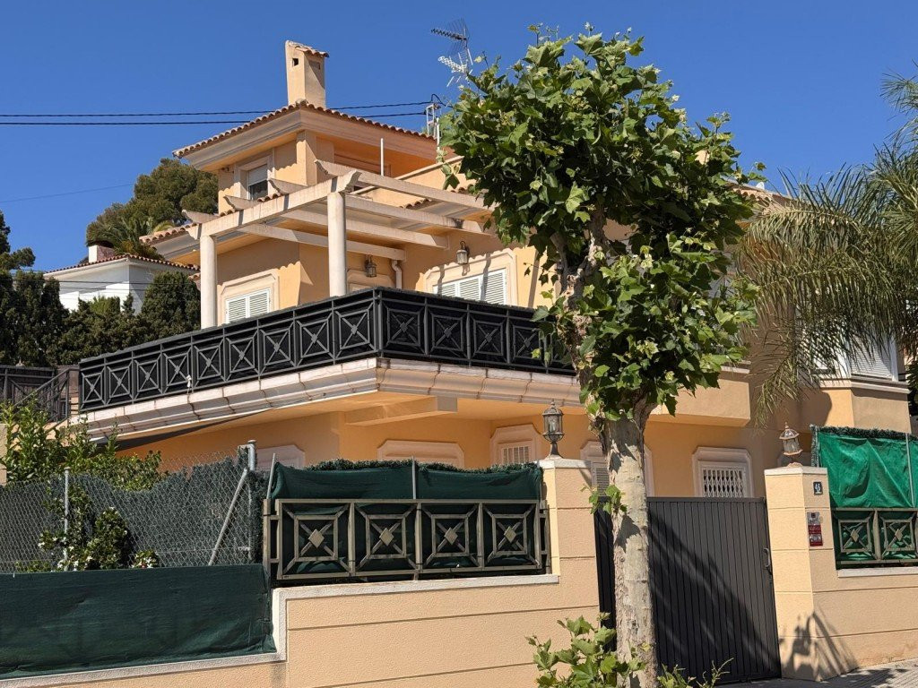 House in La Nucia - view 1