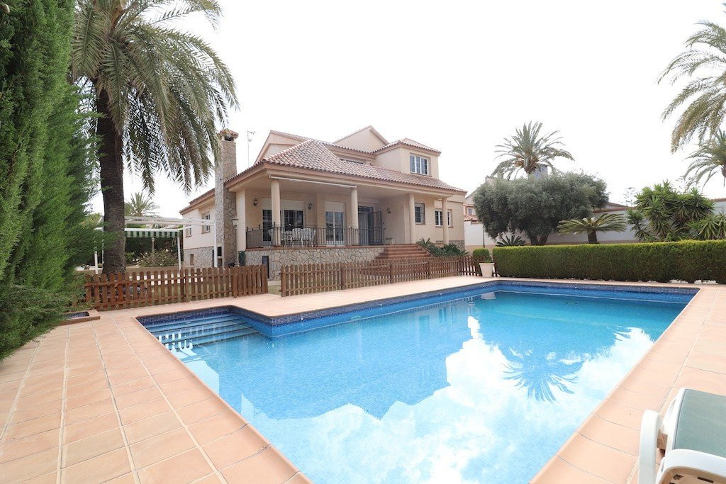Villa in Mil Palmeras - view 1