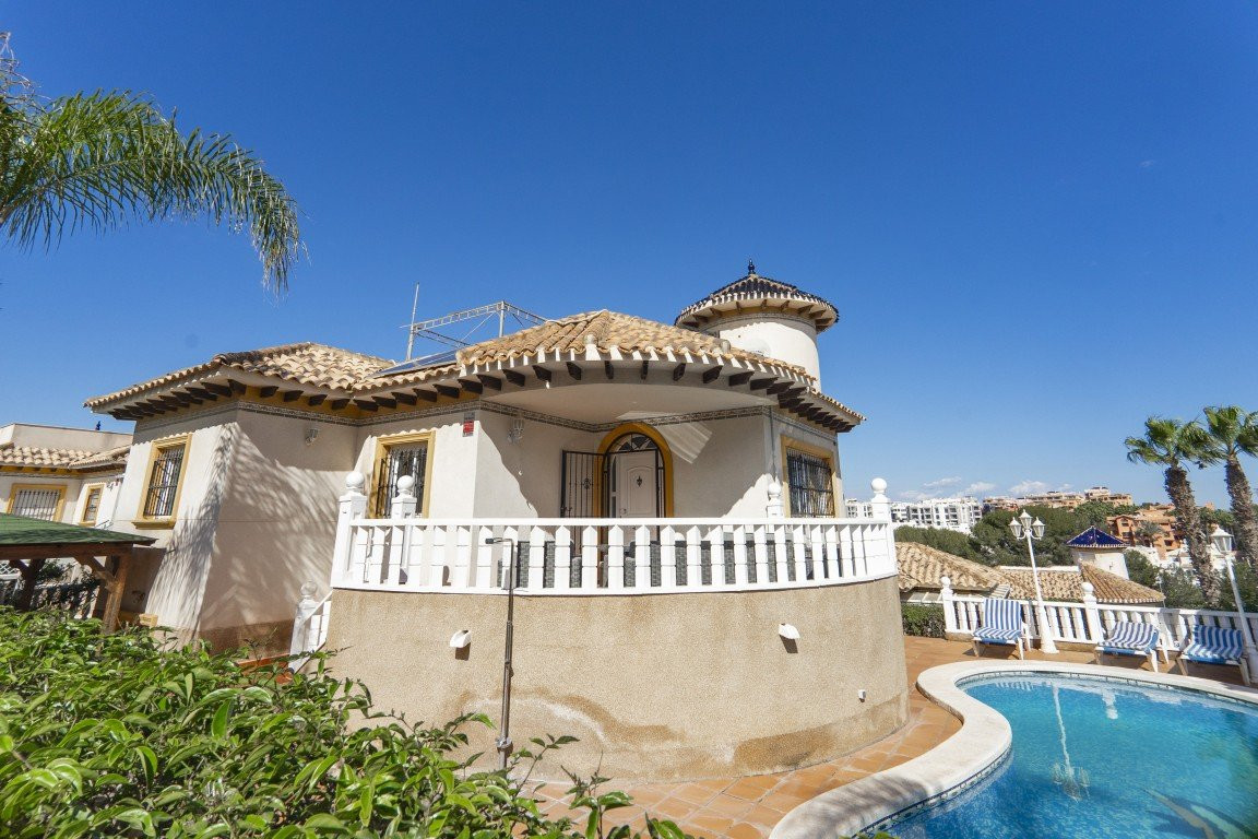 Villa in Villamartin - view 1