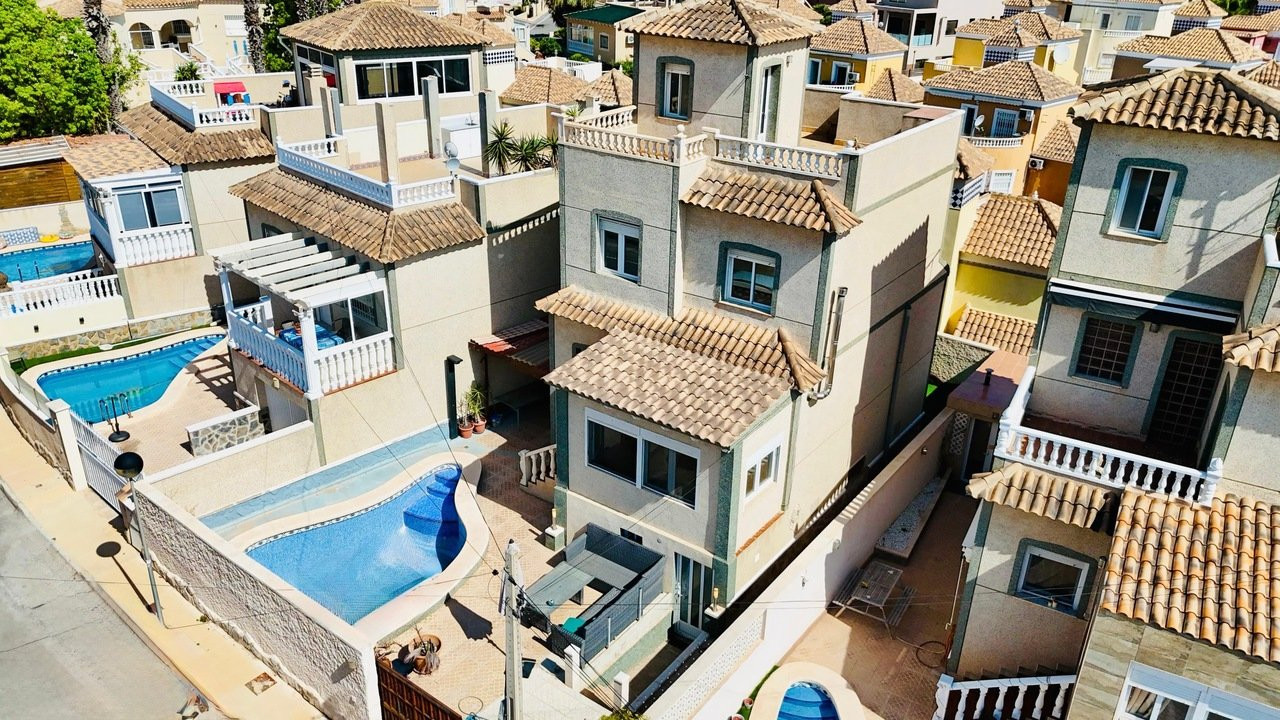 Villa in San Miguel de Salinas - view 1