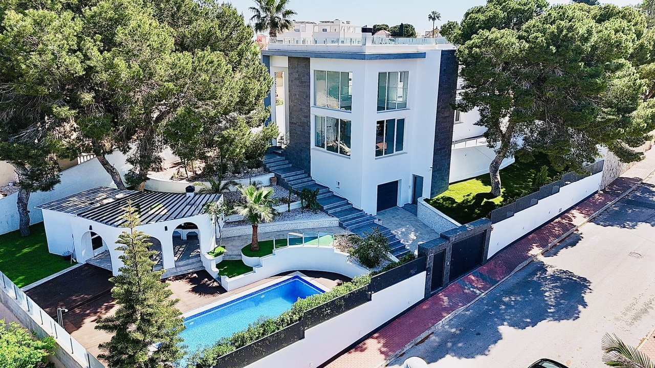 Villa in Alicante - view 1