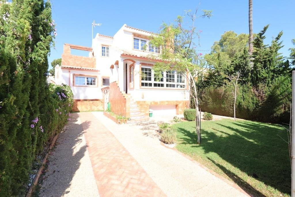 Villa in Villamartin - view 1