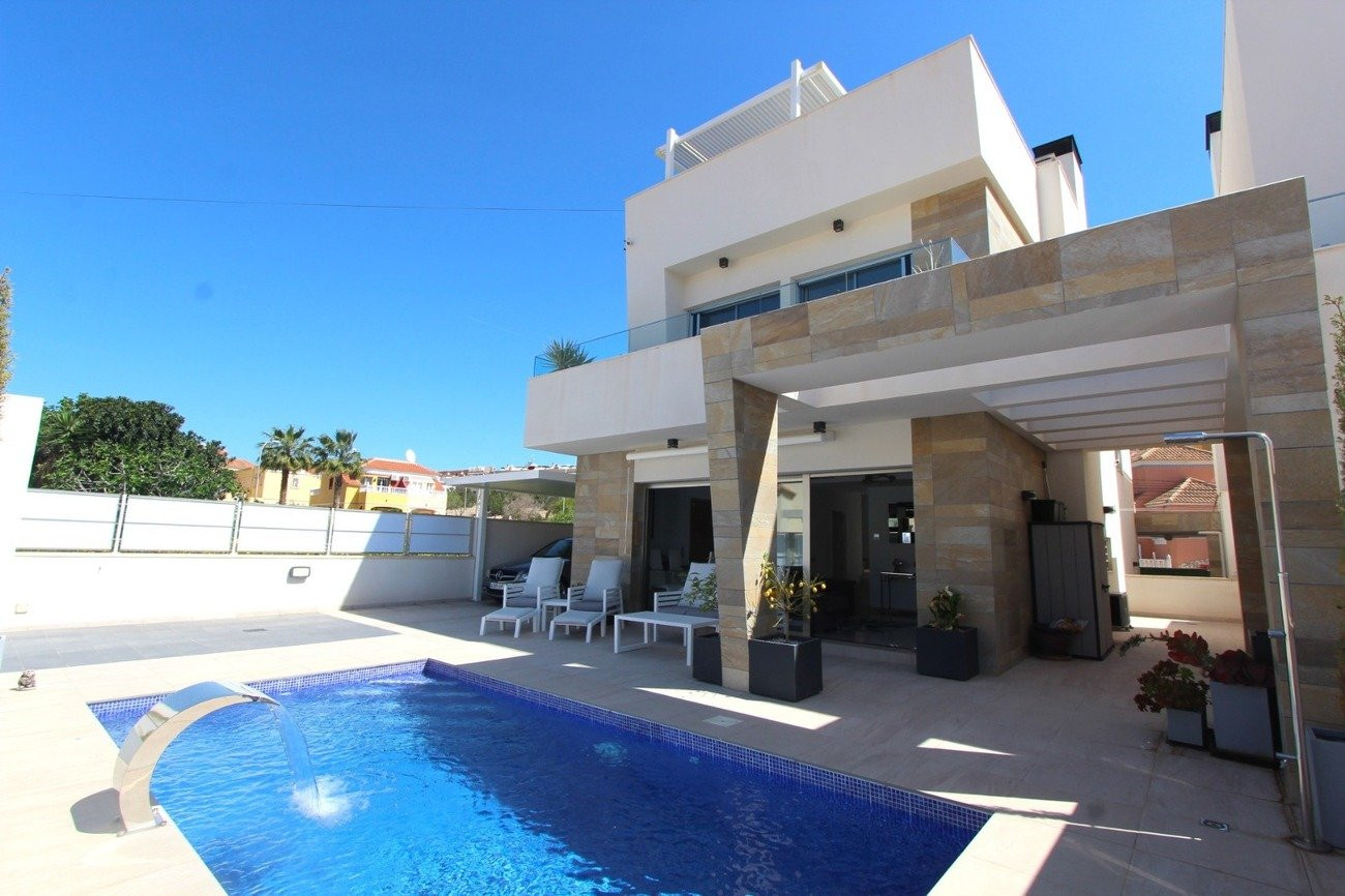 Villa in Urbanizacion los Balcones - view 1