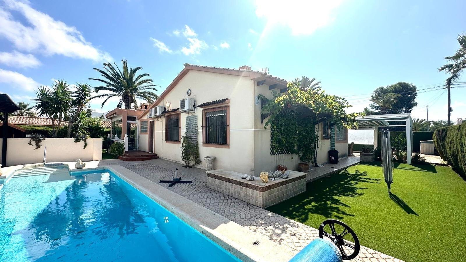 Villa in Urbanizacion los Balcones - view 1