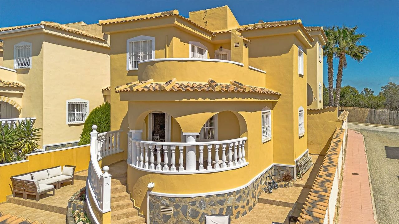 Villa in Alicante - view 1