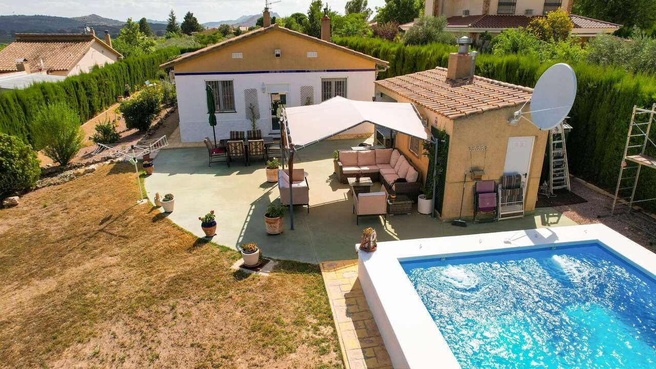 Villa in Caudete - view 1