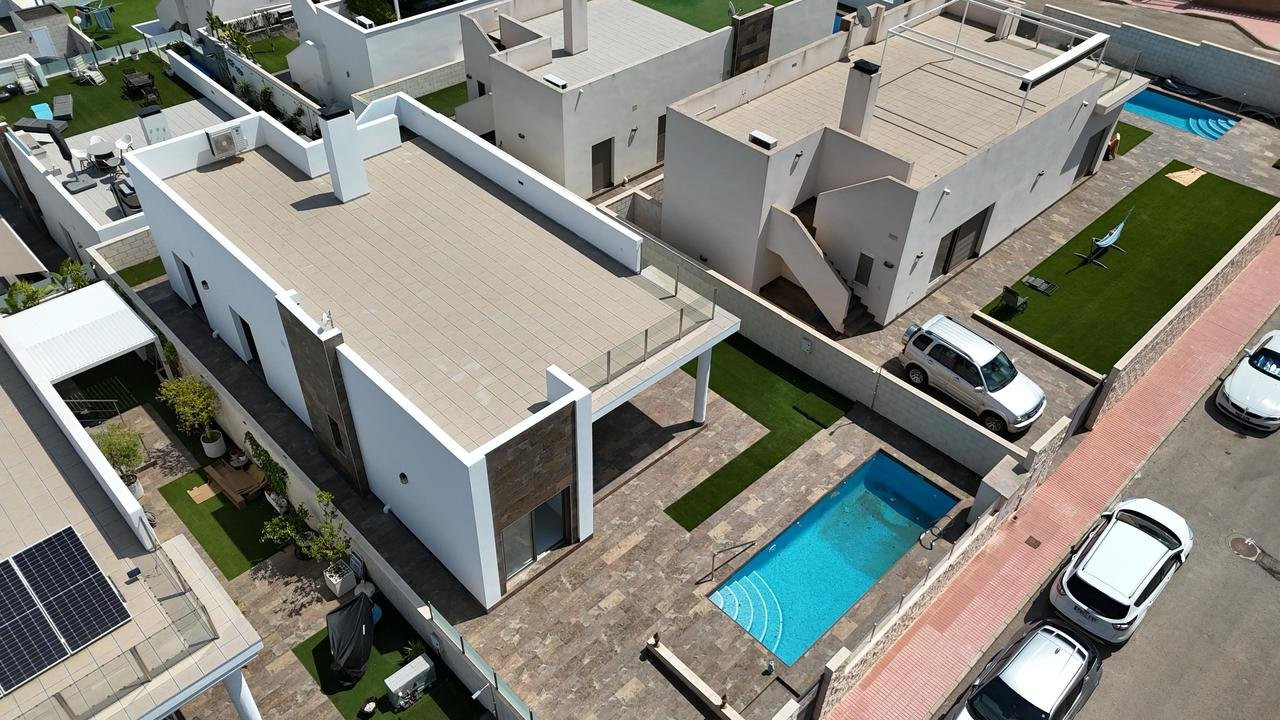 Villa in Villamartin - view 1