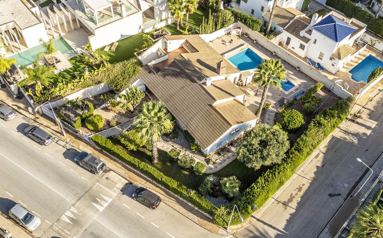 Villa in Desamparados - view 1