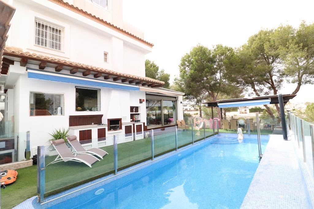 Villa in Villamartin - view 1