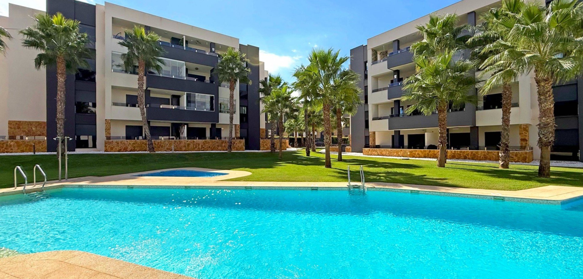 Apartment in Villamartin - view 1
