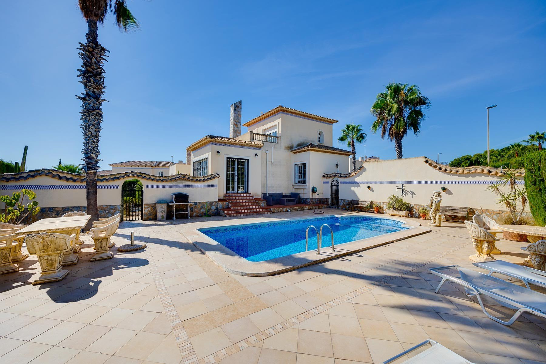 Villa in La Zenia - view 1