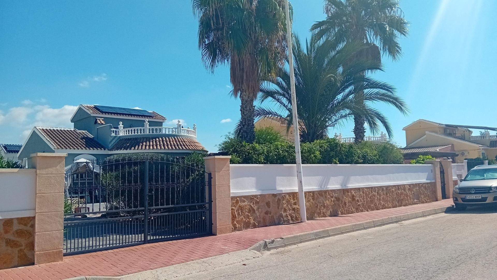 Villa in Pareton - view 1