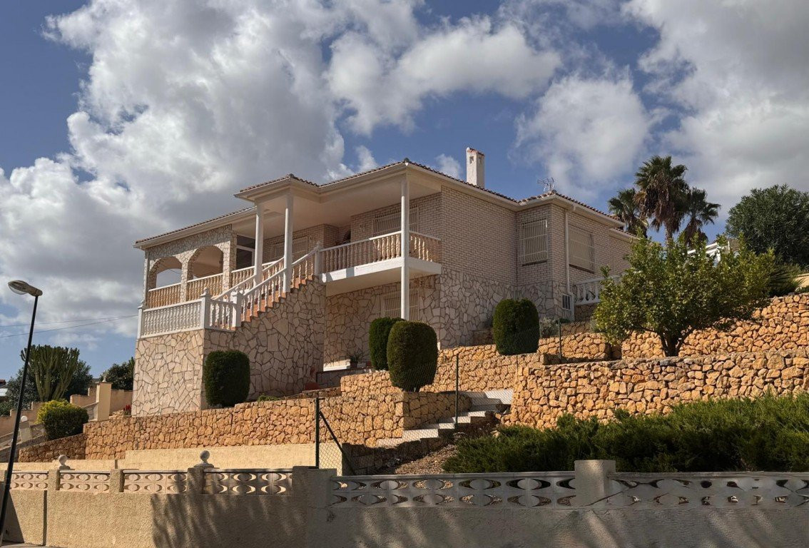 Villa in La Nucia - view 1