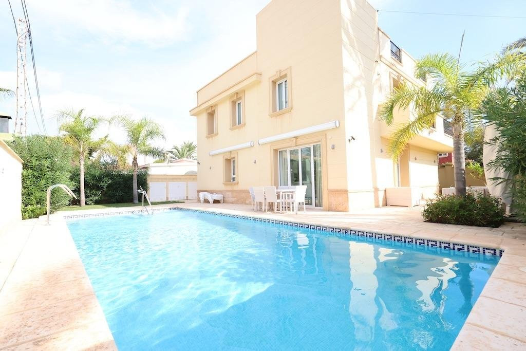 Villa in La Zenia - view 1