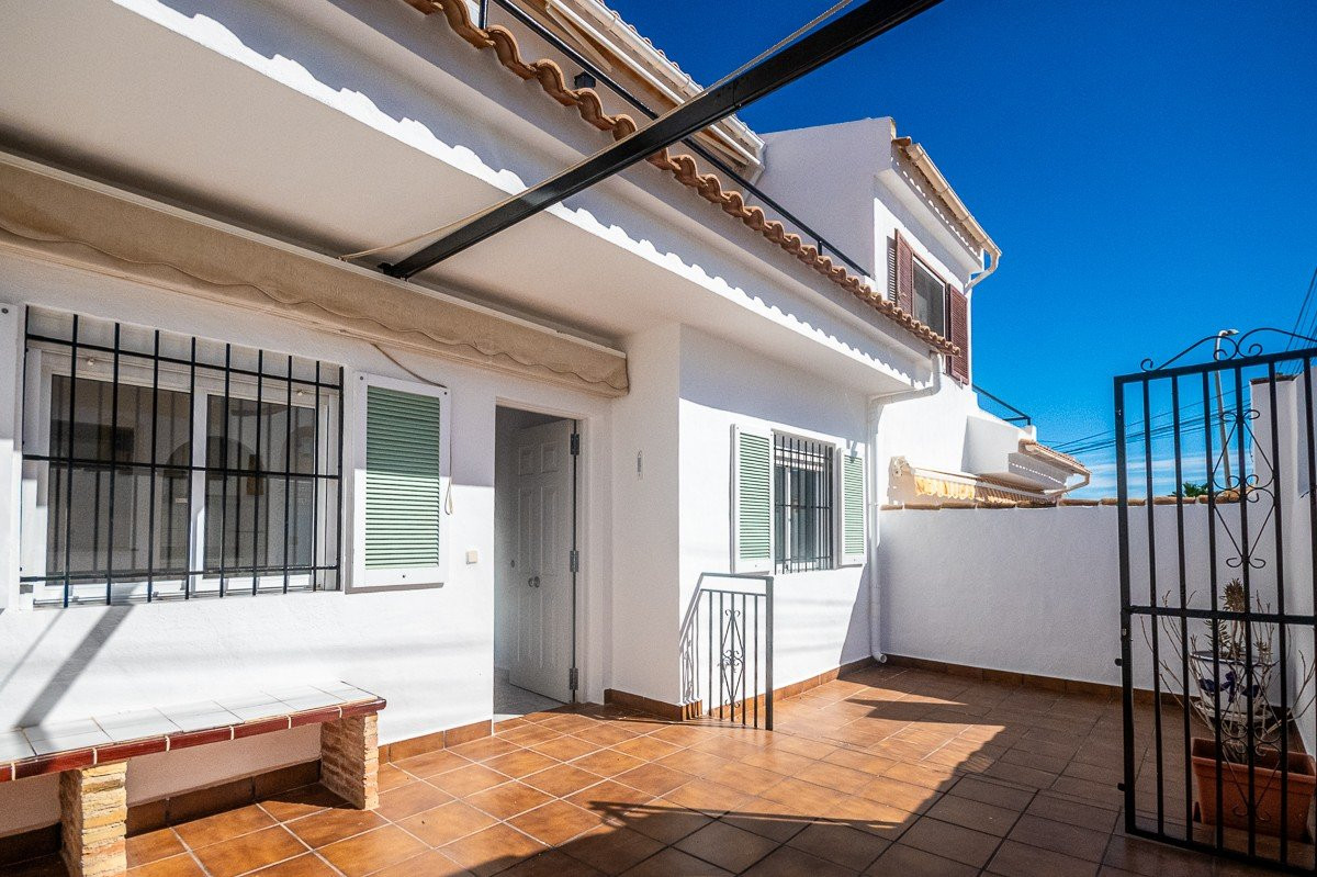 Villa in San Miguel de Salinas - view 1