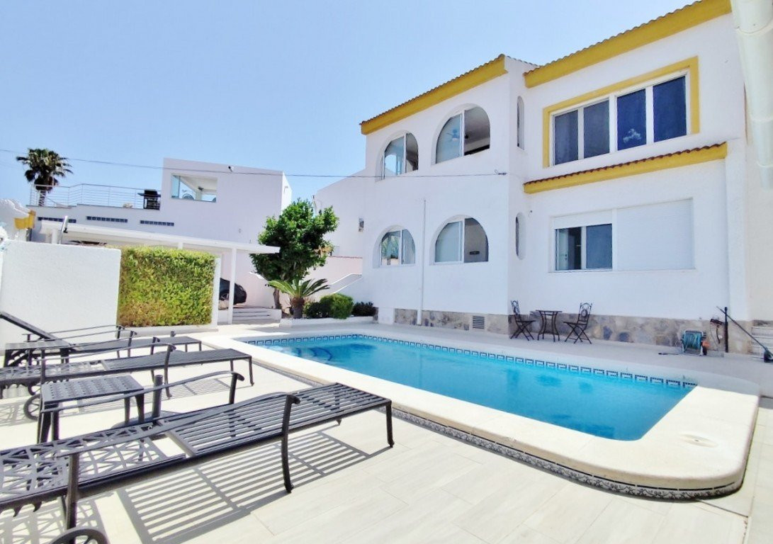 Villa in San Miguel de Salinas - view 1