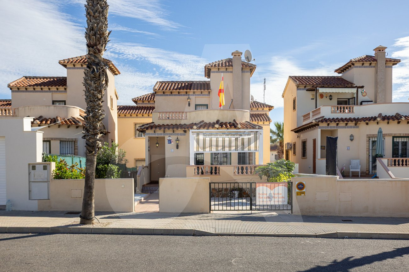 Villa in Urbanizacion El Raso - view 1