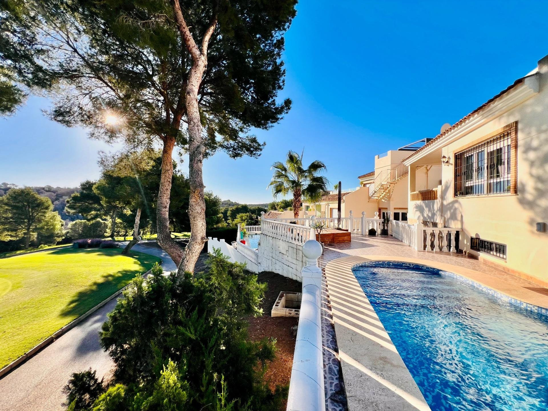 Villa in Campoamor R-5 - view 1