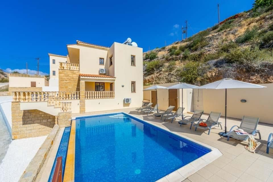 Villa in Pegeia - view 1