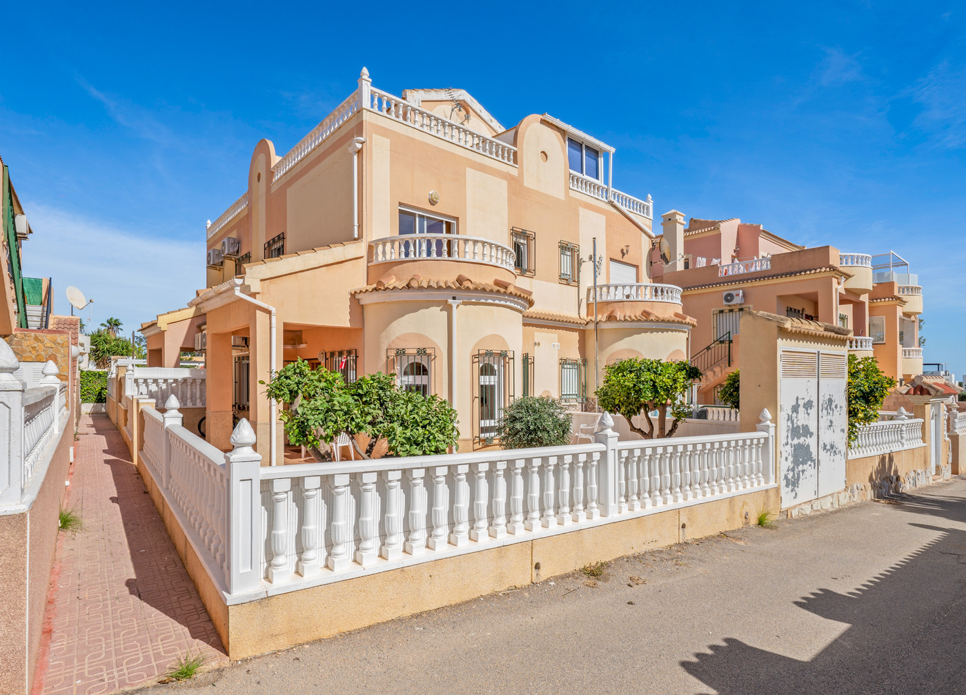 House in La Zenia - view 1