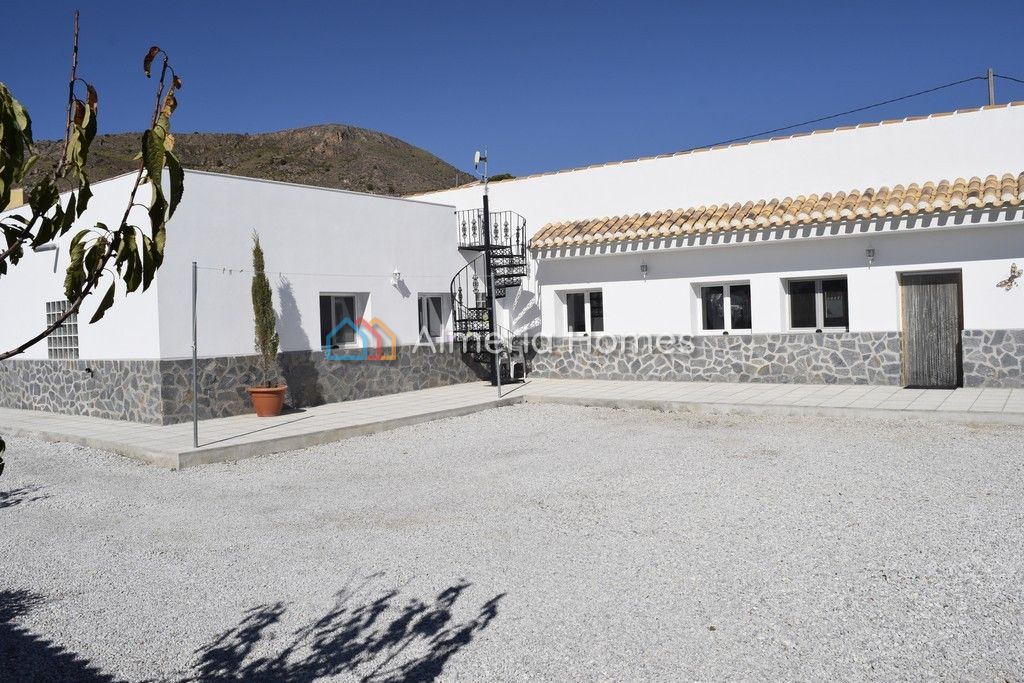 Villa in El Soriano - view 1