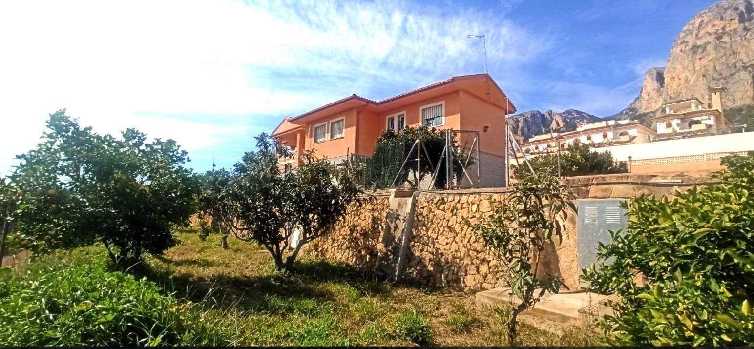 Villa in Polop - view 1