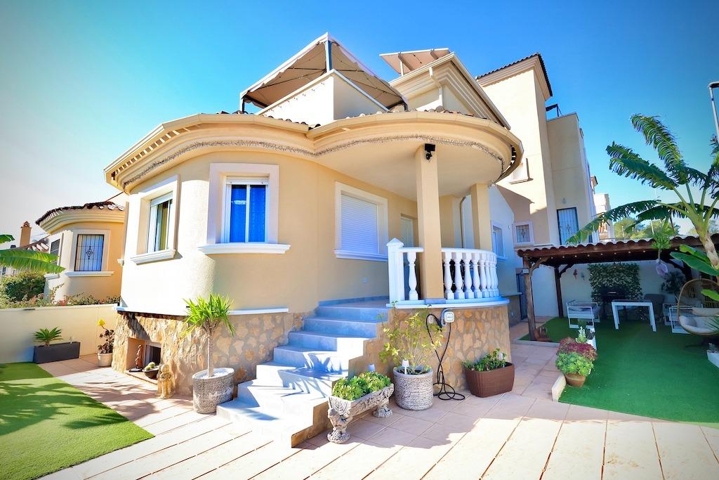 House in San Miguel de Salinas - view 1