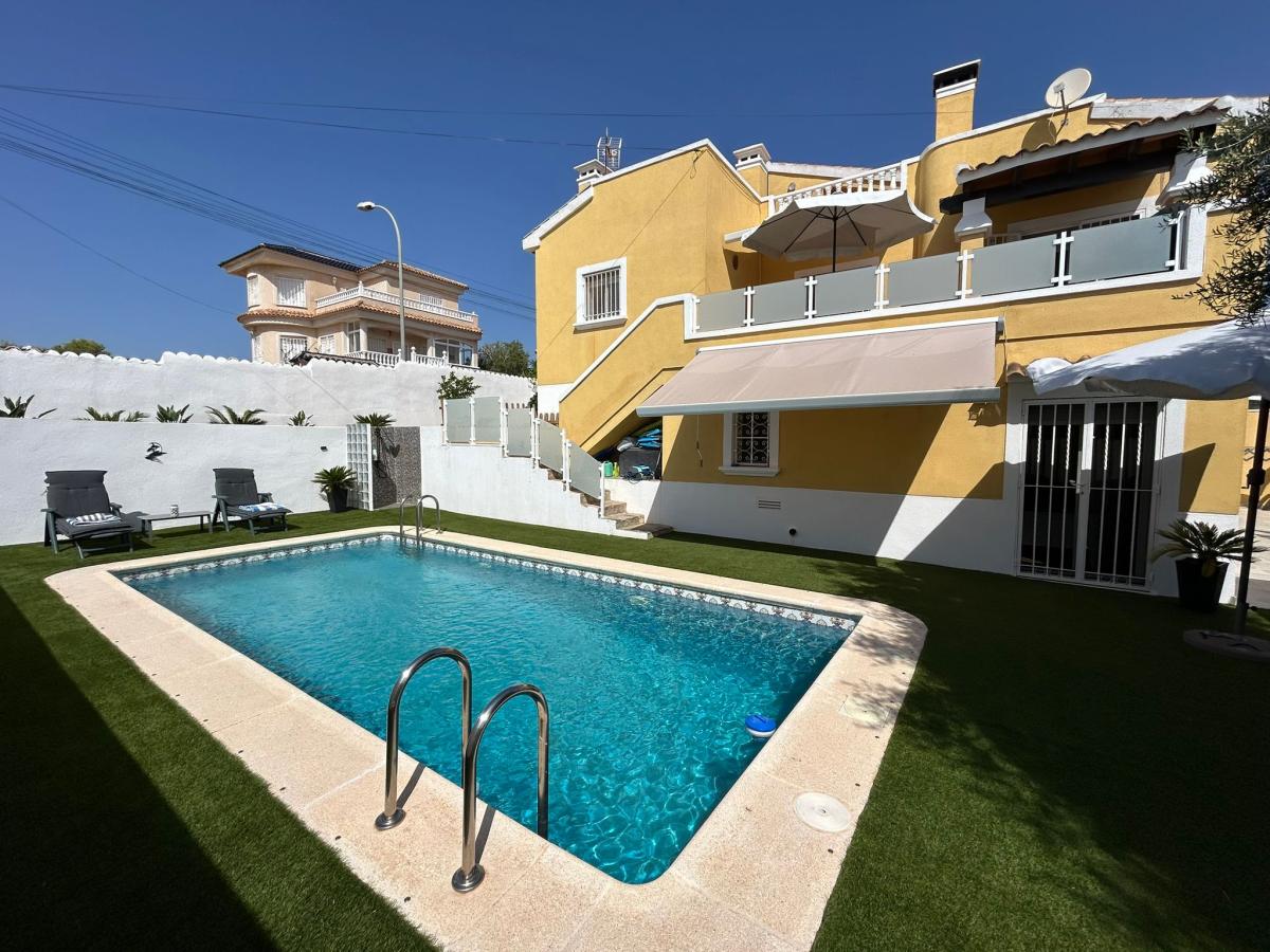 House in San Miguel de Salinas - view 1