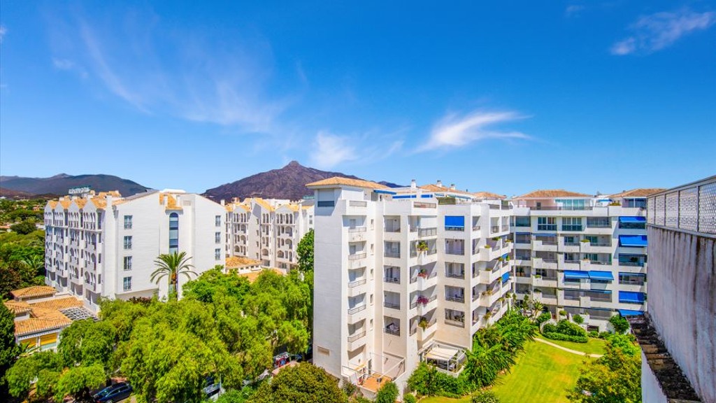 House in Marbella Del Este - view 1