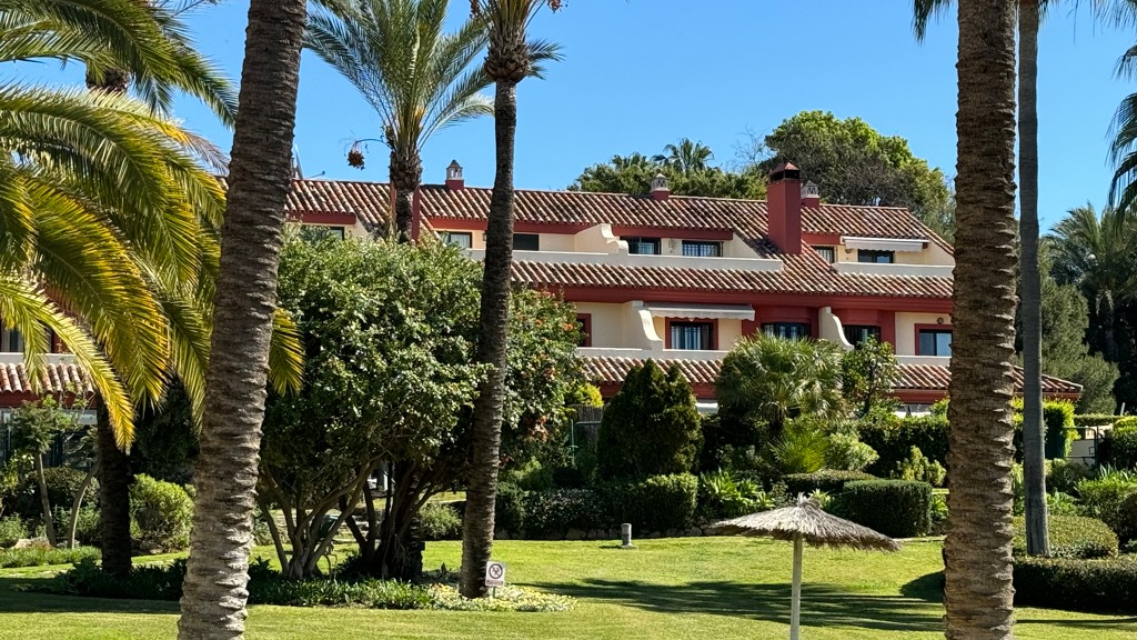 House in Marbella Del Este - view 1